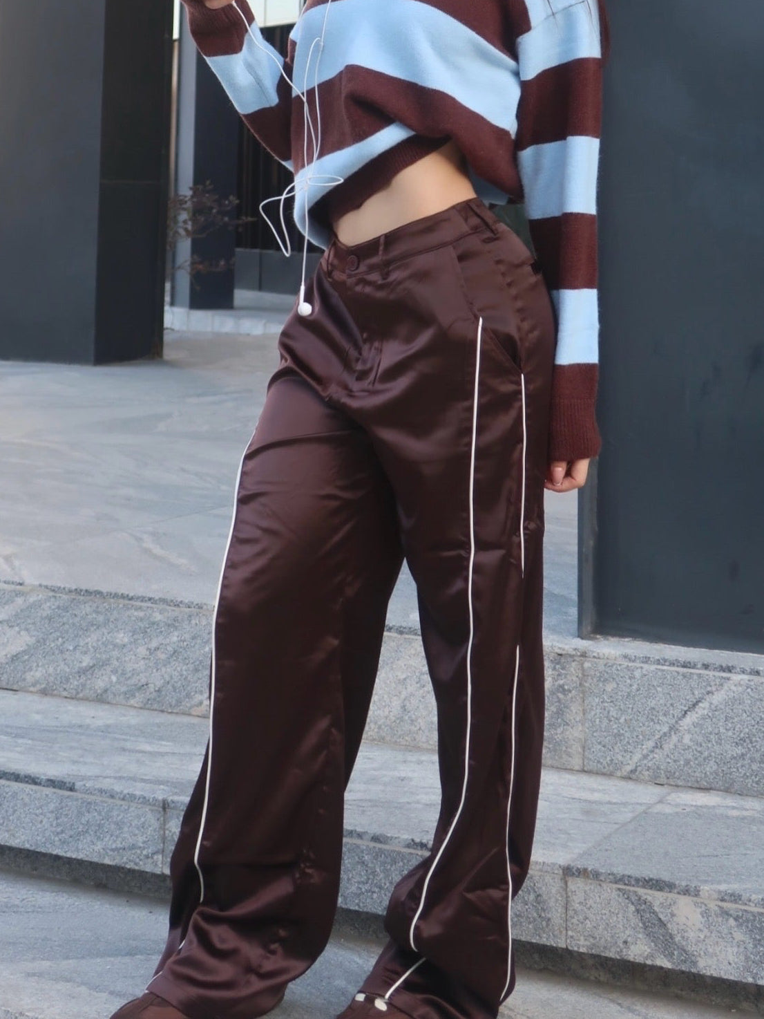 Pantalón Chocolate Satinado – Wide Leg Fit